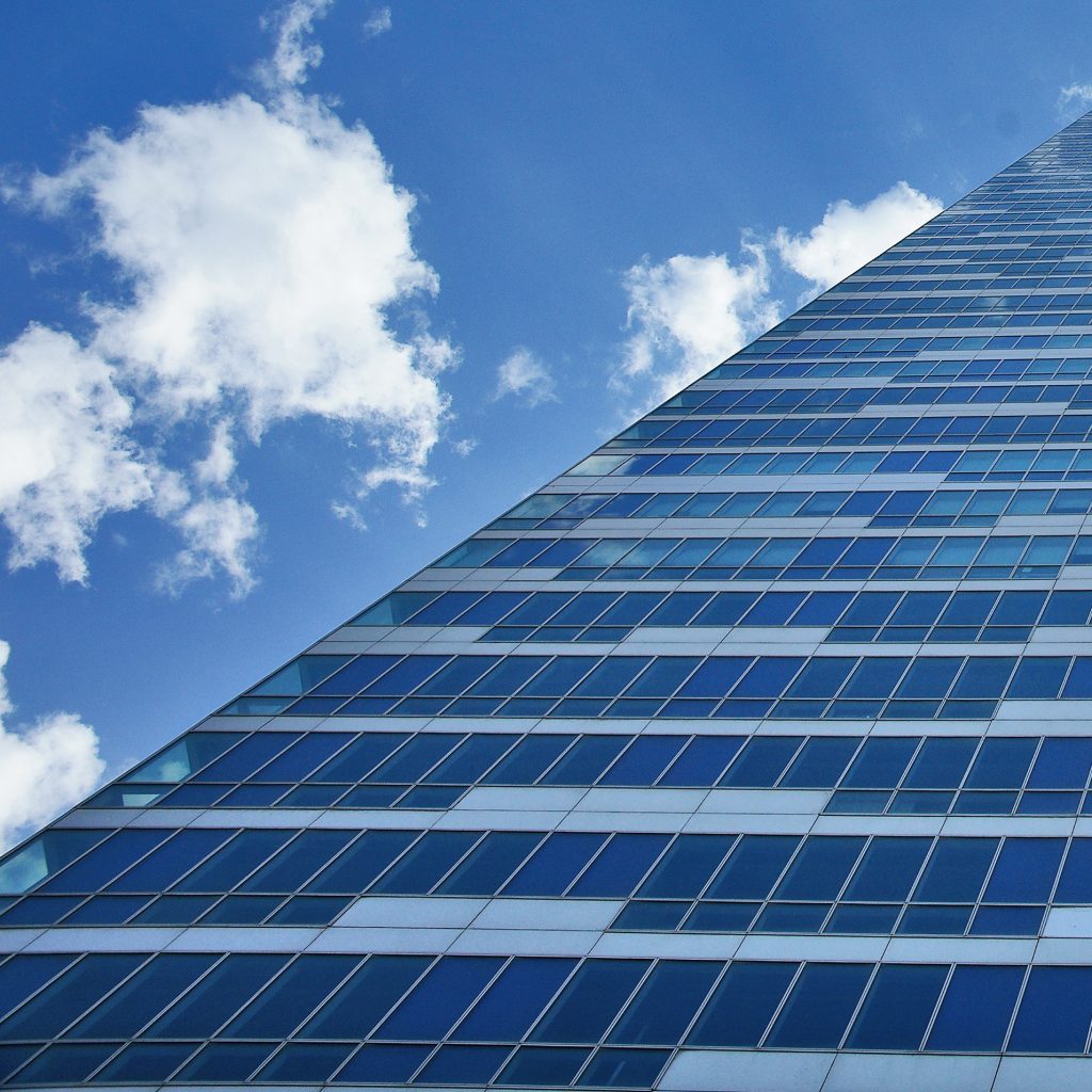 obsluguje-pracownika-w-firld-przez-panele-sloneczne-2